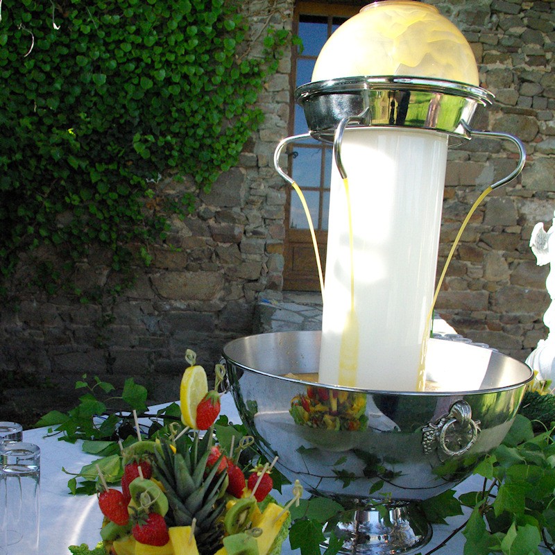 Location fontaine à ponch en décoration de mariage